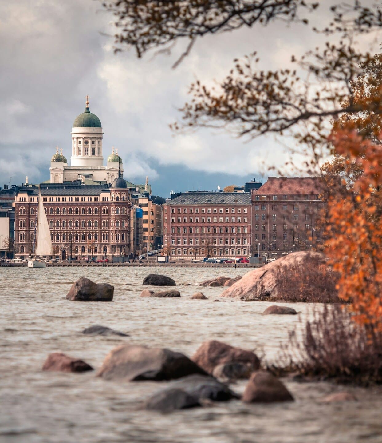 tapio-haaja-j5rs-nCPA18-unsplash-2-2 A living room with a couch a table and chairs